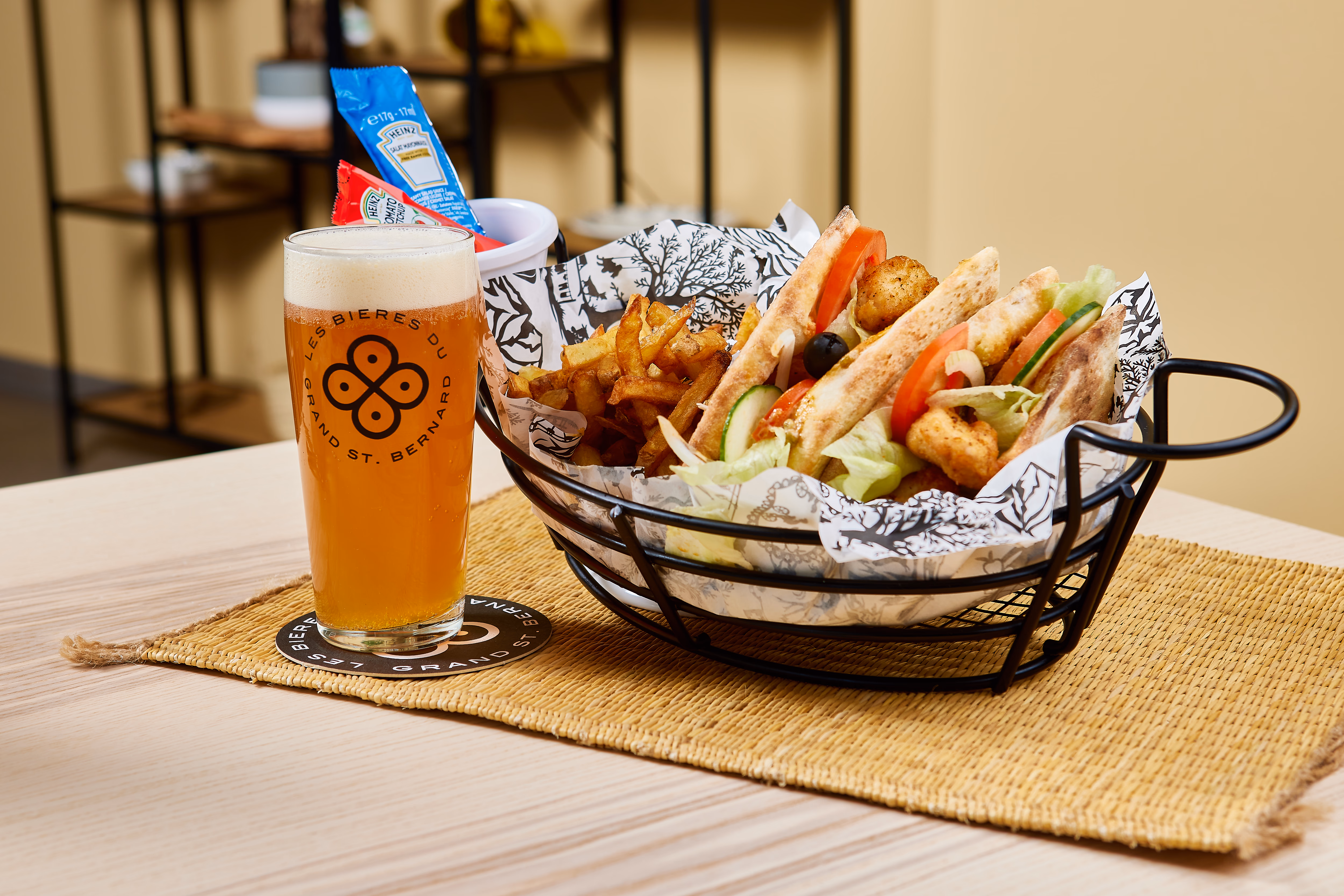 Makloub tunisien ouvert garni servi dans un panier avec des frites fraîches